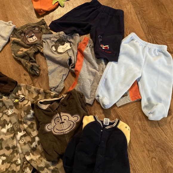 Bundle #3 boys 0-3 month clothes - Picture 3 of 5